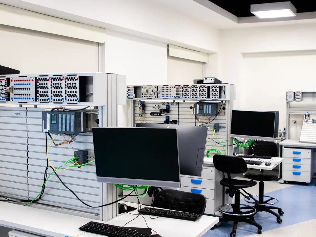 Technické laboratórium s pracoviskami a meracími prístrojmi